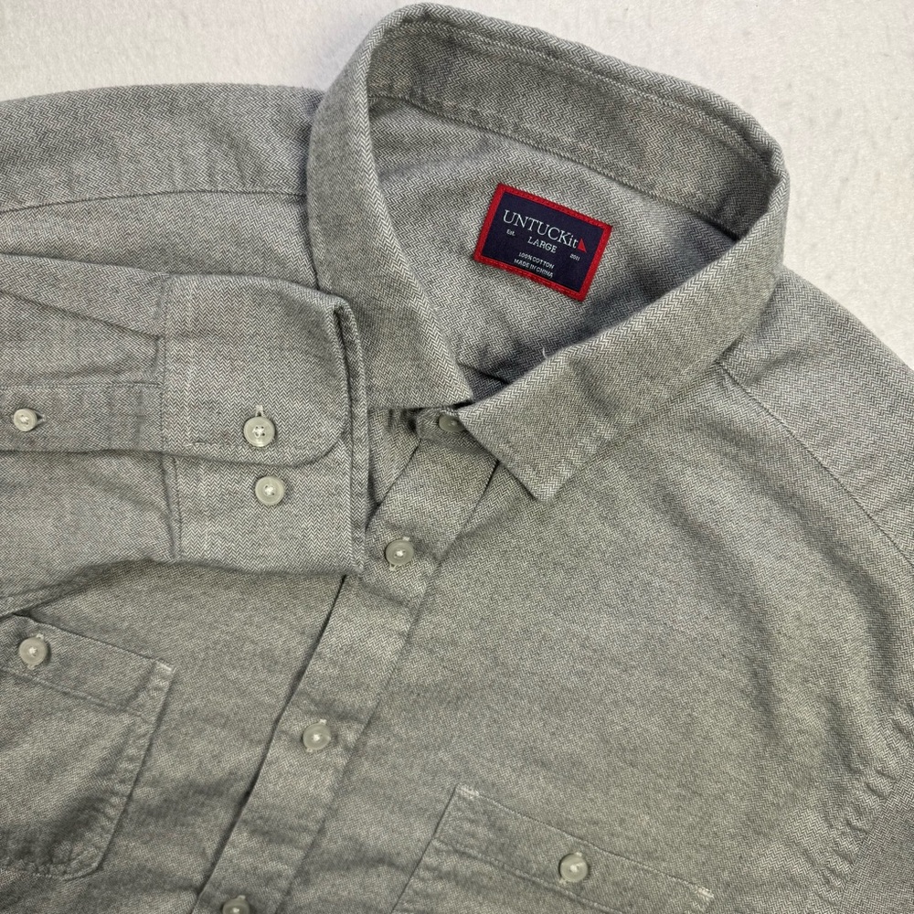 UNTUCKit Men’s Large Hemsworth Gray Herringbone Button‑Down‎ Flannel Shirt
